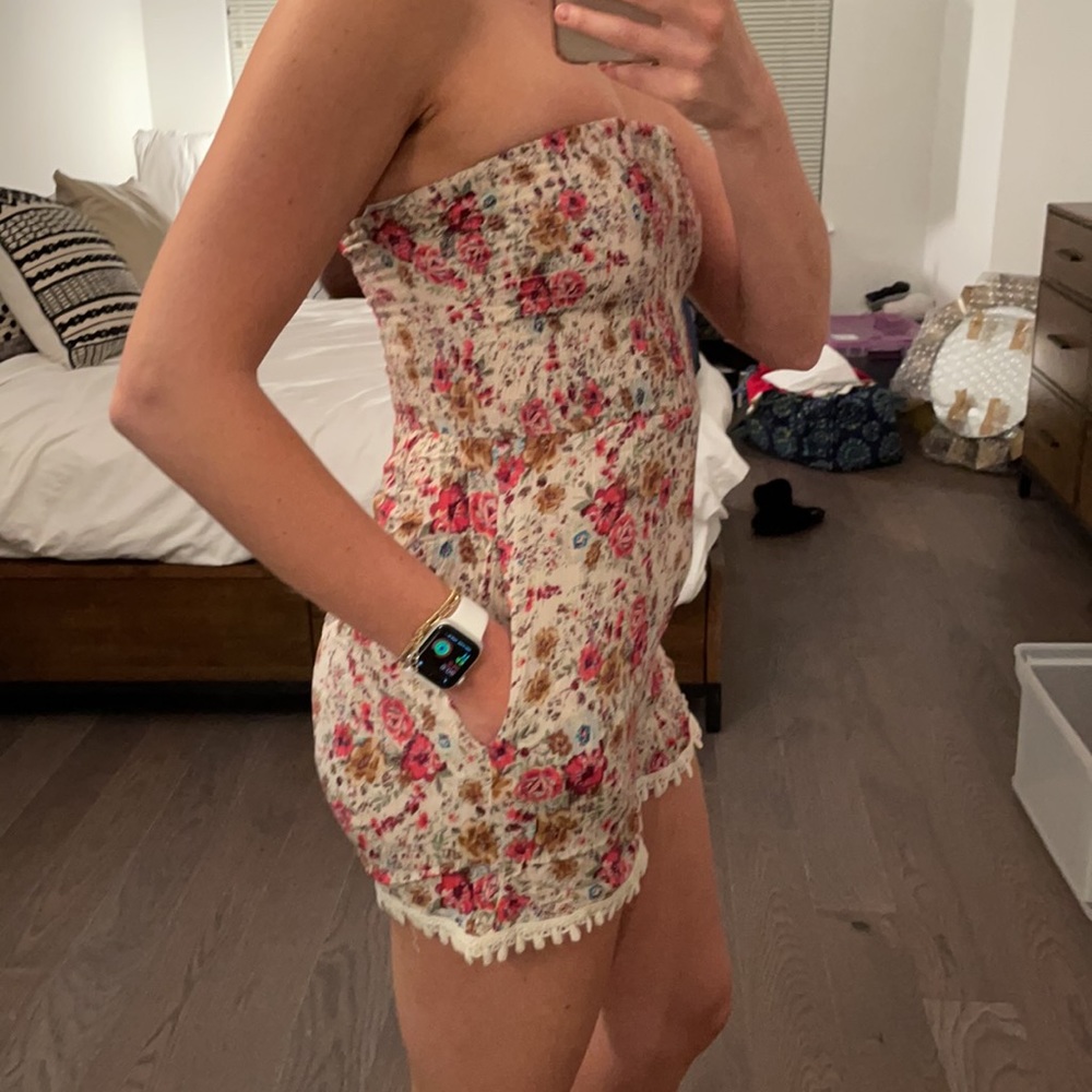 Floral Strapless shorts romper - Picture 2 of 3
